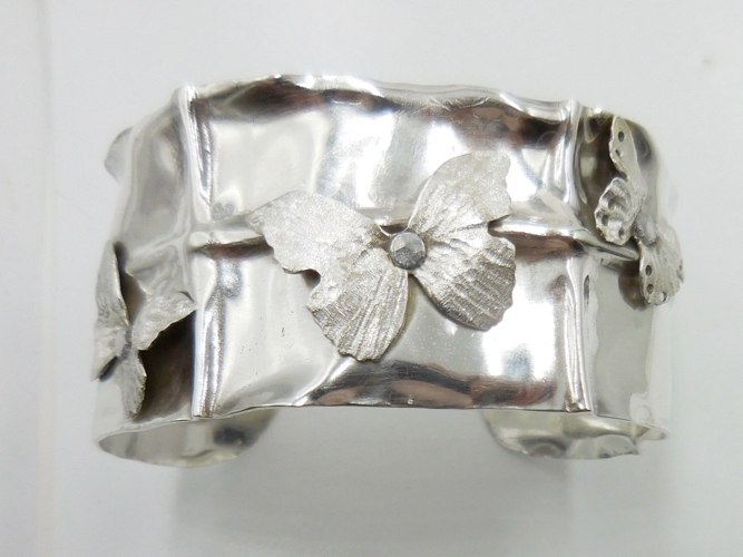 Click to view detail for DKC-2020 Bracelet, Cuff with butterflies $250